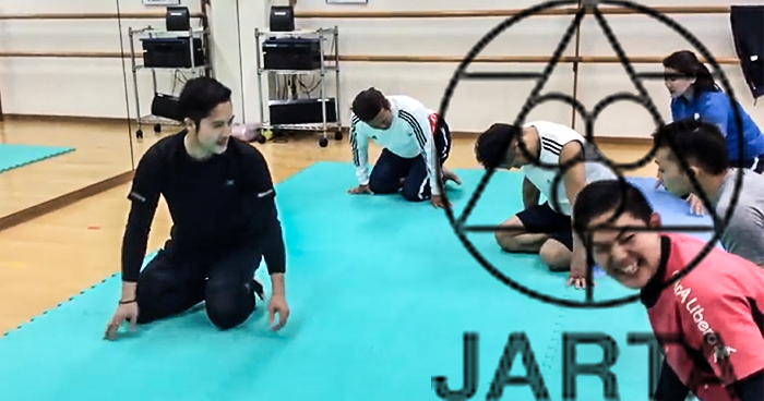 ふくらはぎは常に柔らかく。座りながら緩める方法は？