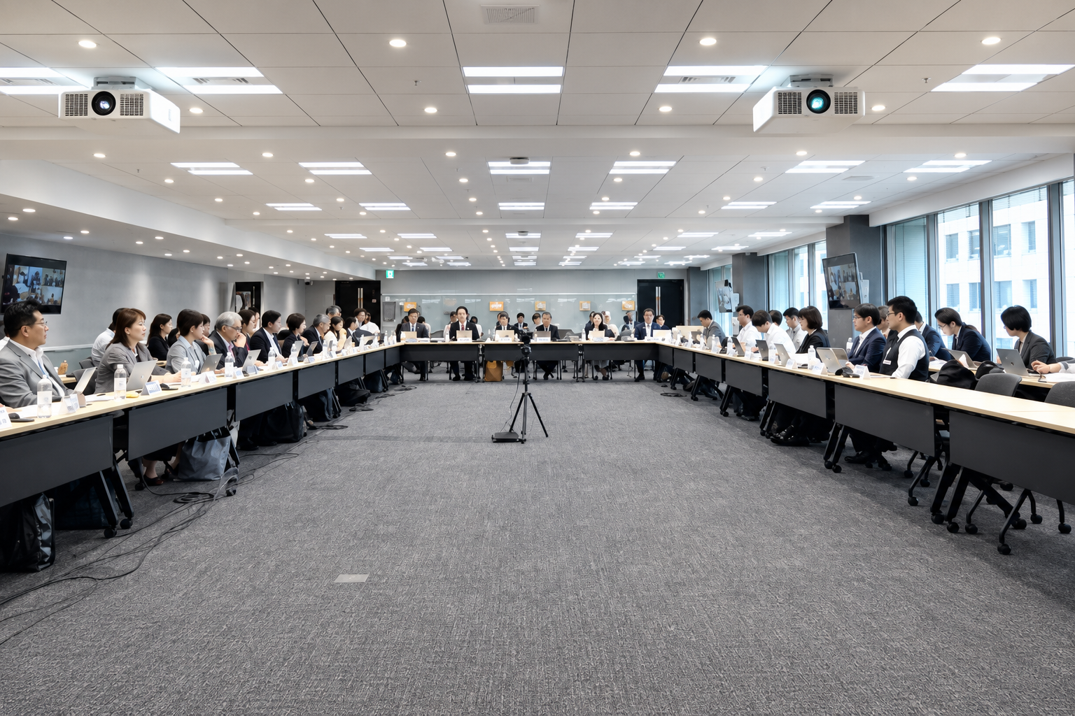 養成校の「経営一体化」案、厚労省検討会が提示──専任教員は3校18名から1校6名に